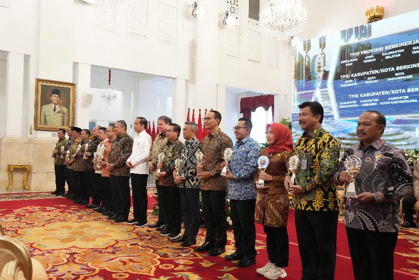 Foto bersama Presiden Jokowi, Gubernur BI, Menko Perekonomian bersama Kepala Daerah Pemenang TPID Awards di Istana Negara.