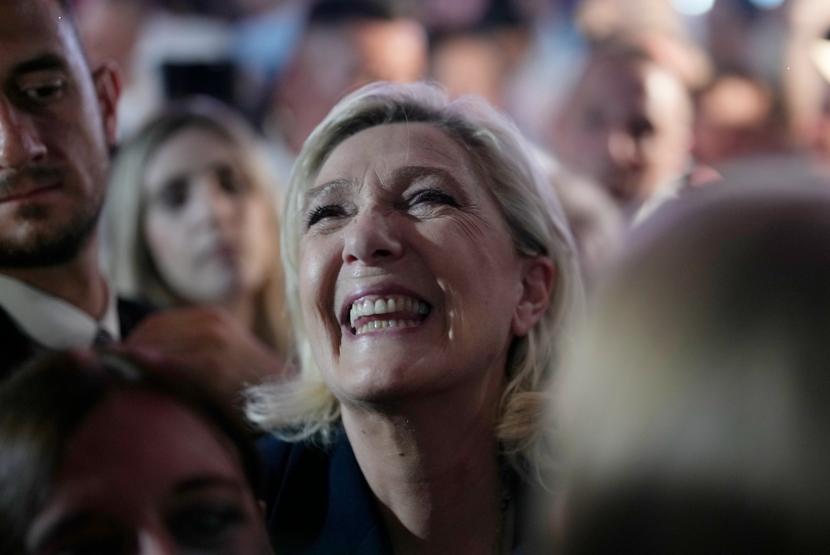 Reaksi pemimpin sayap kanan Prancis Marine Le Pen setelah dirilisnya proyeksi penghitungan suara Pilpres Prancis di Henin-Beaumont, Prancis utara, Ahad, 30 Juni 2024 