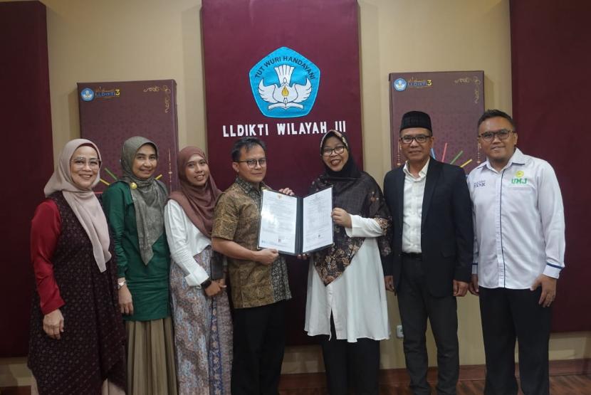 Dosen Fakultas Teknik Universitas Muhammadiyah Jakarta (FT UMJ) ProF Dr Ir Ari Widyati, MATRP menerima SK Kenaikan Jabatan Akademik Dosen sebagai Guru Besar, Senin (1/7/2024).