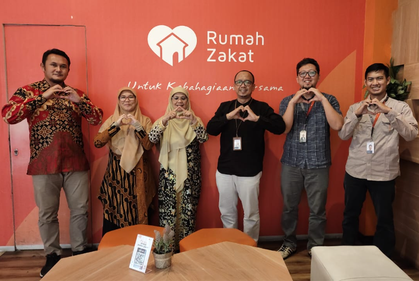 Fakultas Syariah Universitas Islam Bandung (Unisba) melakukan kerja sama dengan Rumah Zakat dalam program pemberian beasiswa untuk mahasiswa S1 dan S2 yang diberi nama Beasiswa Baik.