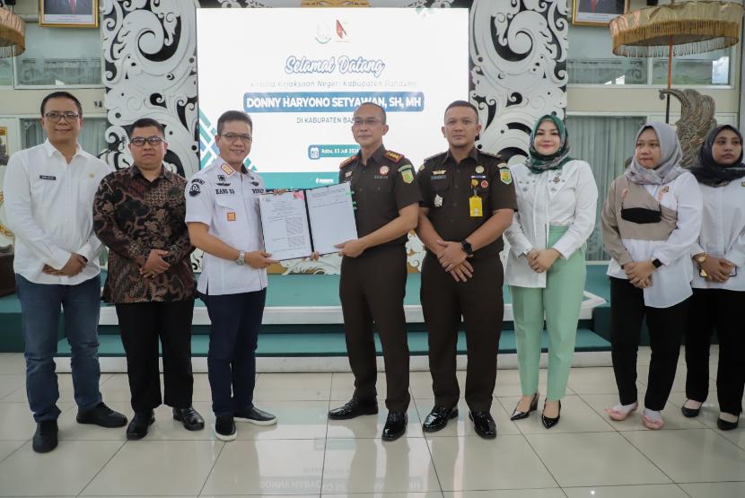  Bupati Bandung Dadang Supriatna menyambut Kepala Kejaksaan Negeri (Kajari) Bale Bandung yang baru, Donny Haryono Setyawan SH, MH di Rumah Dinas Bupati Bandung, Rabu (3/7/2024) sore.