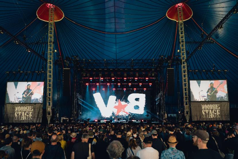 Voice of Baceprot (VoB) tampil di Glastonbury Festival 2024, festival musik terbesar di Inggris, yang berlangsung pada 26-30 Juni 2024.