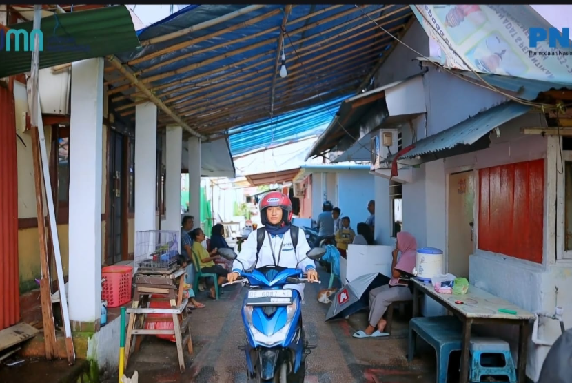 Menggunakan sepeda motor, Fahira Ningkeula, mendatangi ibu-ibu prasejahtera yang mulai membangun usaha.