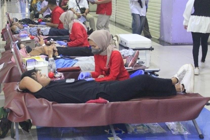 Depok Town Square (Detos) heboh banget nih, gara-gara event donor darah ‘Tangan Miligen’ yang diselenggarakan oleh Blood Unity, mahasiswa/i Universitas BSI (Bina Sarana Informatika). 