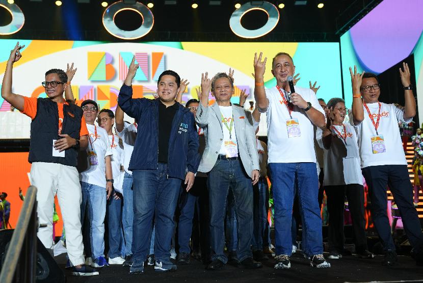 Menteri BUMN Erick Thohir bersama Direktur Utama BNI Royke Tumilaar beserta Jajaran Direksi serta Komisaris Utama BNI Pradjoto beserta Dewan Komisaris, menyapa para BNI Hi-Movers di BNI Loudfest Vol.3 2024 di Stadion Utama Gelora Bung Karno Jakarta, Sabtu, (6 Juli 2024).