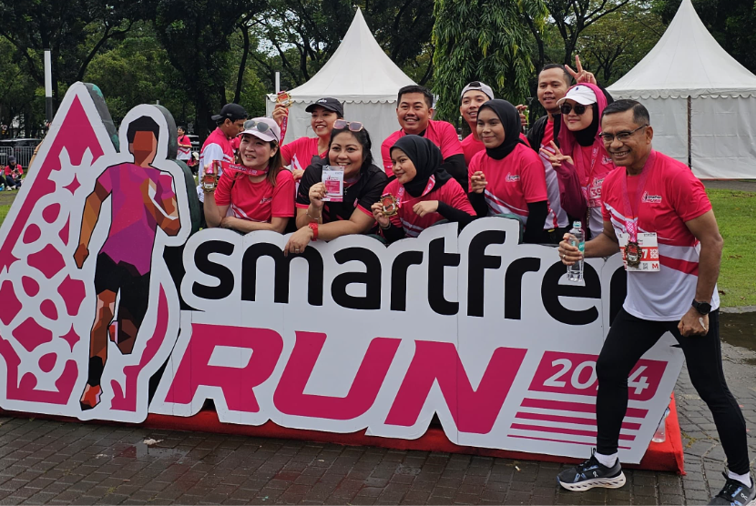 Managing Director Sinarmas Saleh Husin mengikuti kegiatan Smartfren Run 2024.