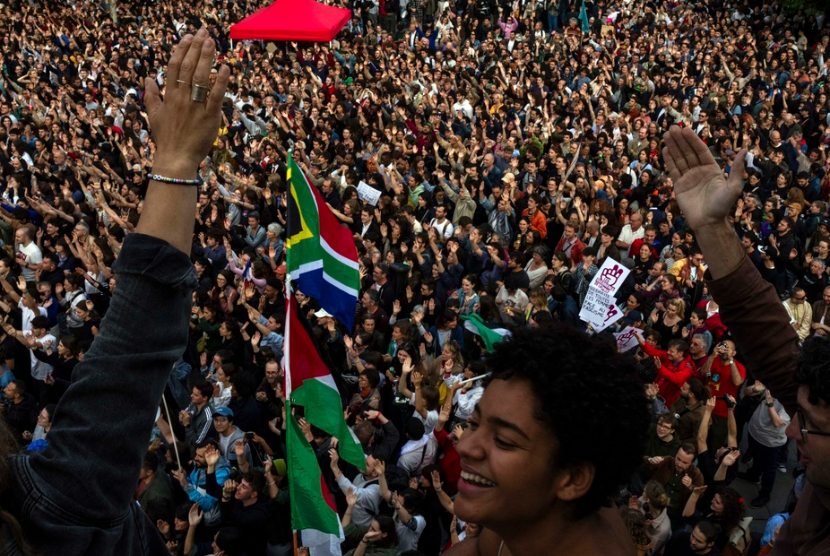 Bendera Palestina dan Afrika Selatan dikibarkan dalam protes terhadap sayap kanan, di alun-alun Republique, Paris, Rabu, 3 Juli 2024.