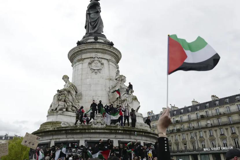 Pengunjuk rasa Palestina menduduki Alun-alun La Republique di Paris pada Oktober 2023 lalu.