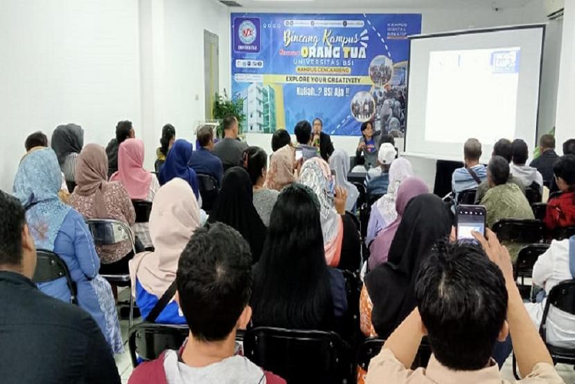 Dalam upaya menggali kreativitas calon mahasiswa baru (camaba), Universitas BSI (Bina Sarana Informatika) kampus Cengkareng sukses mengadakan Bincang Kampus Bersama Orang Tua (BKOT). 