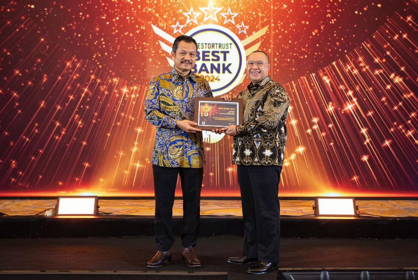 Bank Pembangunan Daerah Jawa Barat dan Banten (bank bjb) dinobatkan sebagai Best Bank 2024 untuk kategori “Best ESG Bank BPD” pada ajang The Best Bank Awards 2024 yang diselenggarakan oleh Investortrust.id.