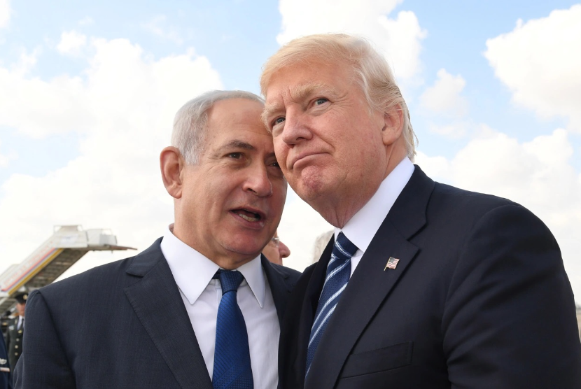 Perdana Menteri Israel Benjamin Netanyahu berbicara dengan Presiden Donald Trump di Bandara Internasional Ben Gurion Israel pada 23 Mei 2017.