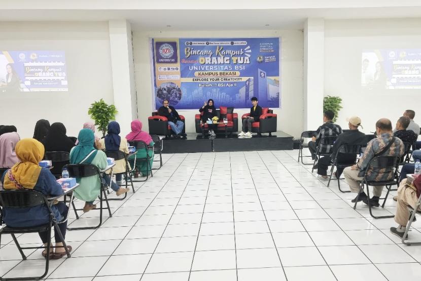 Bukan zamannya lagi orang tua gaptek! Pada acara Bincang Kampus Bersama Orangtua (BKOT) yang diadakan di Universitas BSI (Bina Sarana Informatika) Kampus Bekasi, pada Sabtu (29/6/2024) silam.