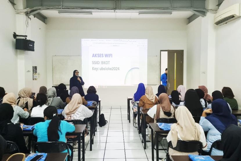 Bukan zamannya lagi orang tua gaptek! Pada acara Bincang Kampus Bersama Orangtua (BKOT) yang diadakan di Universitas BSI (Bina Sarana Informatika) Kampus Bekasi, pada Sabtu (29/6/2024) silam.