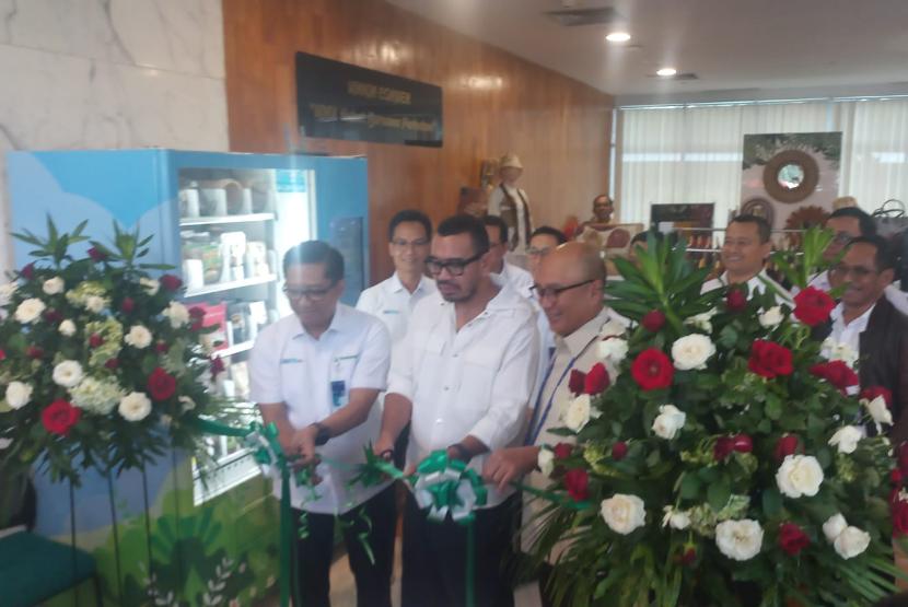 Staf Khusus Menteri BUMN Arya Sinulingga dan Direktur Utama Perum Perhutani Wahyu Kuncoro meresmikan vending machine dan UMKM Corner milik Perum Perhutani di Graha Perhutani, Jakarta, Senin (15/7/2024).  