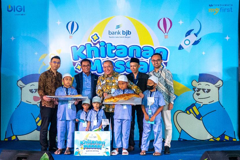 Bank bjb kembali menggelar khitanan massal bagi anak-anak di wilayah Bandung Raya sebagai bentuk tanggung jawab sosial dan wujud kepedulian kepada masyarakat. Kegiatan Khitanan Massal ini berlangsung di Gor Sport & Creative Center bank bjb, Jalan Naripan No 12-14, Kota Bandung, pada Selasa, 16 Juli 2024.