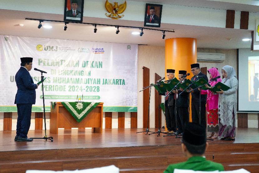 Rektor Universitas Muhammadiyah Jakarta (UMJ) Prof Mamun Murod, MSi, melantik lima dekan periode 2024-2028 di Aula Fakultas Ekonomi dan Bisnis pada Selasa (16/7/2024). 