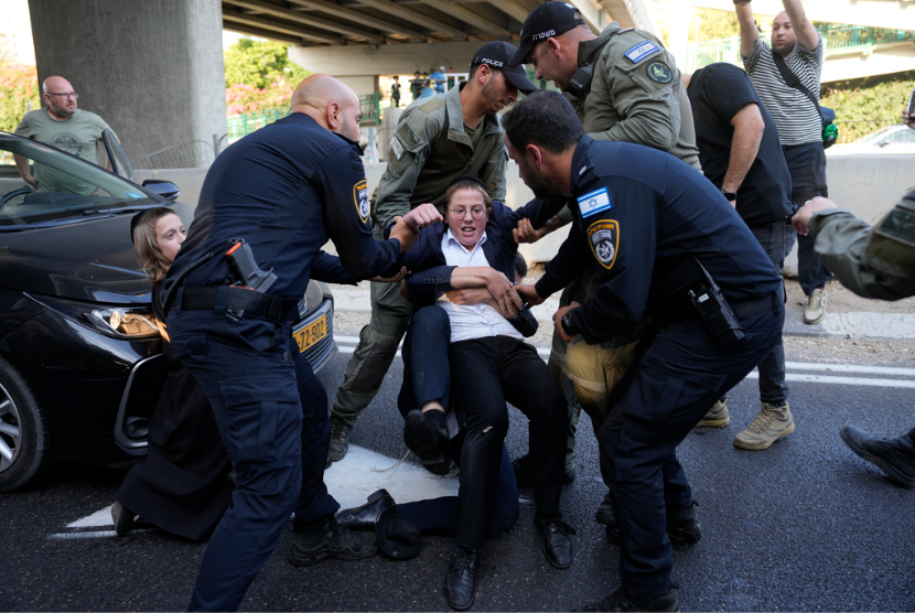 Polisi membubarkan Yahudi Ultra-Ortodoks yang memblokir jalan raya selama protes terhadap perekrutan militer di Bnei Brak, dekat Tel Aviv, Israel, Selasa, 16 Juli 2024.