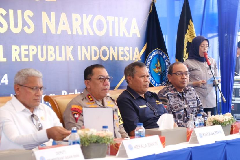 Joint operation Bea Cukai, yang terdiri dari Direktorat Interdiksi Narkotika, Bea Cukai Batam, Unit K-9 Bea Cukai Batam, Kanwil Khusus Bea Cukai Kepulauan Riau, Pangkalan Sarana Operasi (PSO) Bea Cukai Batam, PSO Bea Cukai Tanjung Balai Karimun, bersama BNN Pusat dan BNN Provinsi Kepulauan Riau ungkap upaya penyelundupan narkotika golongan I jenis Methamphetamine/sabu di wilayah perairan Kepulauan Riau, pada Sabtu (13/7/2024).