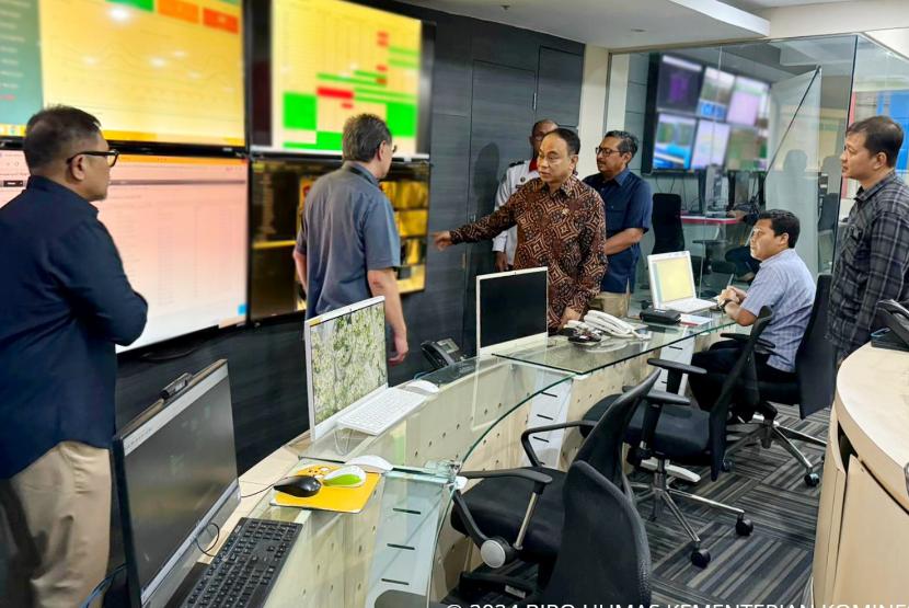 Menkominfo Budi Arie Setiadi melakukan inspeksi mendadak (sidak) ke Data Center (DC) Temporer Pusat Data Nasional Sementara (PDNS) 2 di Tangerang Selatan, Banten, 17 Juli 2024.. 