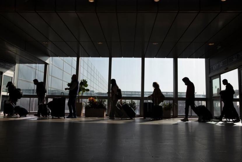 Warga Israel di Bandara Ben Gurion dekat Tel Aviv, Israel, Ahad, 28 November 2021. Tahun itu, seperempat Yahudi Israel dilaporkan siap melakukan eksodus.