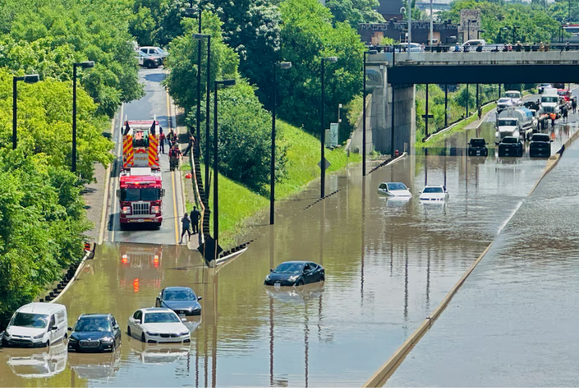  Mobil-mobil terjebak banjir di Don Valley Parkway setelah hujan lebat melanda Toronto, Ontario, Kanada.  