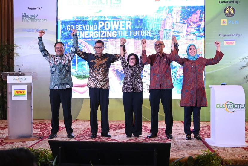 Komitmen berkolaborasi dalam membangun sistem ketenagalistrikan terintegrasi di Indonesia pada peluncuran Electricity Connect di Hotel Dharmawangsa, Jakarta pada (17/7). (Keterangan Foto: Sekretaris Direktorat Jenderal Ketenagalistrikan Kementerian Energi dan Sumber Daya Mineral (ESDM) Ida Nuryatin Finahari (tengah), Direktur Utama PLN Darmawan Prasodjo (kedua dari kiri), Ketua Umum Masyarakat Ketenagalistrikan Indonesia (MKI), yang juga selaku Direktur Transmisi dan Perencanaan Sistem Evy Haryadi (kedua dari kanan), Direktur Utama PLN Nusantara Power Ruly Firmansyah (kiri), dan Sekretaris Jenderal Masyarakat Ketenagalistrikan Indonesia (MKI) Arsyadany G. Akmalaputri (kanan).