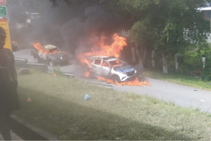 Tangkapan layar rekaman pembakaran mobil polisi dalam kerusuhan di Puncak Jaya pada Rabu (17/7/2024).