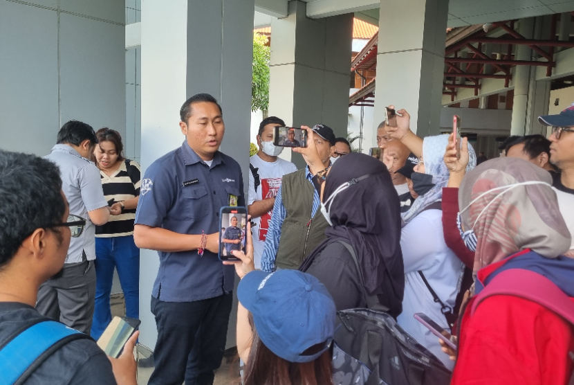 Petugas dari Lion Air Group menjelaskan adanya kendala dalam penerbangan Wings Air IW-1884 di Bandara Ngurah Rai, Bali pada Sabtu (20/7/2024).