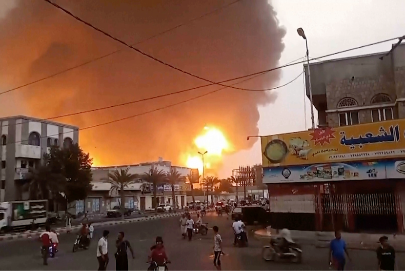 Tangki minyak terbakar akibat serangan Israel di pelabuhan di Hodeidah, Yaman, Sabtu 20 Juli 2024.