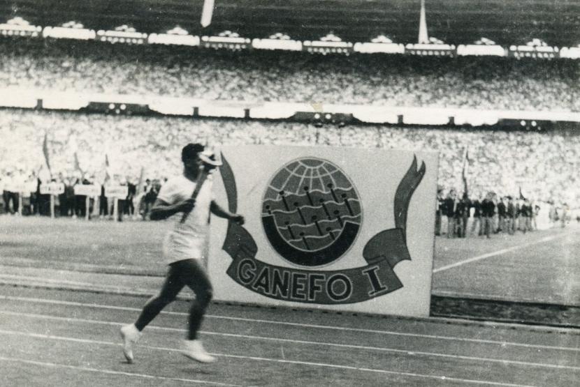 Atlet Indonesia, Harun Al-Rasjid, membawa obor di Ganefo I di Gelora Bung Karno, 10 November 1963.