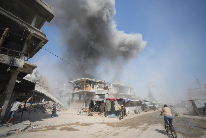 Asap mengepul menyusul pemboman Israel di Khan Younis, Jalur Gaza, Senin, 22 Juli 2024. 