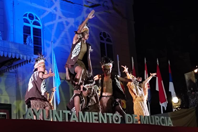 Tim Muhibah Angklung, kelompok seni dan budaya Indonesia asal Bandung, Jawa Barat, menjadi satu-satunya wakil Asia di Festival Internacional de Folclore en el Mediterráneo ke-56, 16-19 Juli 2024, di Kota Murcia, Spanyol. 