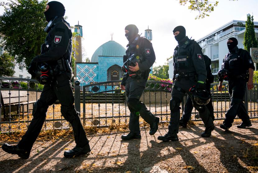 Petugas polisi Jerman berjalan saat penggerebekan di halamanMasjid Imam Ali (Masjid Biru), di Hamburg, Jerman, Rabu 24 Juli 2024.