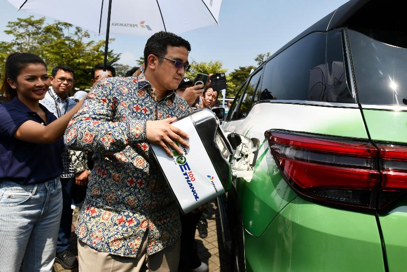 Di ajang GAIKINDO Indonesia International Auto Show (GIIAS) 2024, Pertamina berkolaborasi dengan Toyota untuk melakukan pengisian perdana dan test drive penggunaan Bioethanol yang bersumber dari batang tanaman Sorgum.