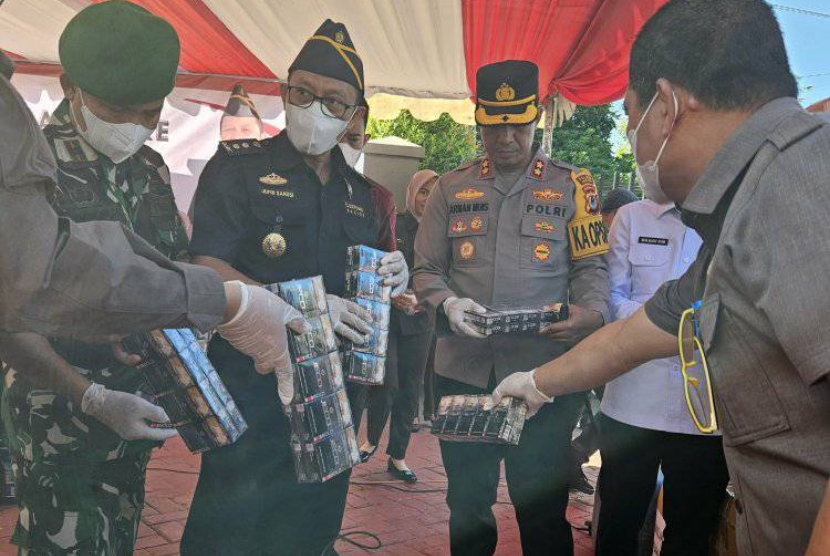 Bea Cukai melakukan pemusnahan barang bukti rokok ilegal.