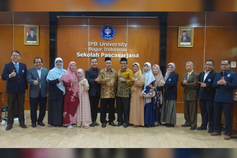 Dosen Fakultas Ilmu Pendidikan Universitas Muhammadiyah Jakarta (FIP UMJ) Ismah, MSi, meraih gelar Doktor Bidang Statistika di Ruang 202 Gedung Sekolah Pascasarjana Institut Pertanian Bogor (IPB), Kamis (25/7/2024).