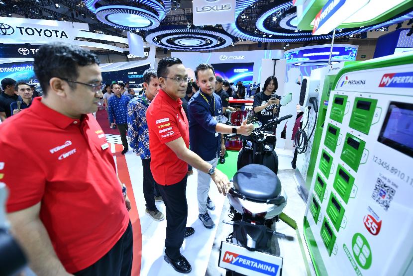 Setelah berhasil menggelar uji coba produk bioetanol tersebut di dua mobil Flexy Fuel Vehicle (FFV) Toyota pada Rabu (24/7/2024) lalu, Komisaris Utama Pertamina Simon Aloysius Mantiri turut berkesempatan mencoba performa produk Bioethanol Pertamina ke FFV Toyota ini dengan melakukan test drive dalam gelaran Gaikindo Indonesia International Auto Show (GIIAS), di ICE BSD, Jumat 26 Juli 2024.