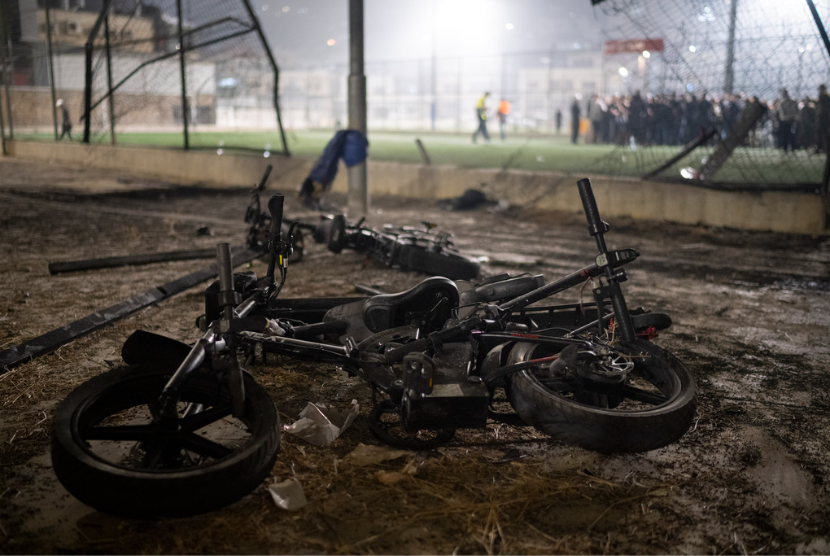 Sepeda duduk di samping area yang terkena roket yang menewaskan banyak anak dan remaja di lapangan sepak bola di kota Druze Majdal Shams, di Dataran Tinggi Golan yang dianeksasi Israel, Sabtu, 27 Juli 2024. 