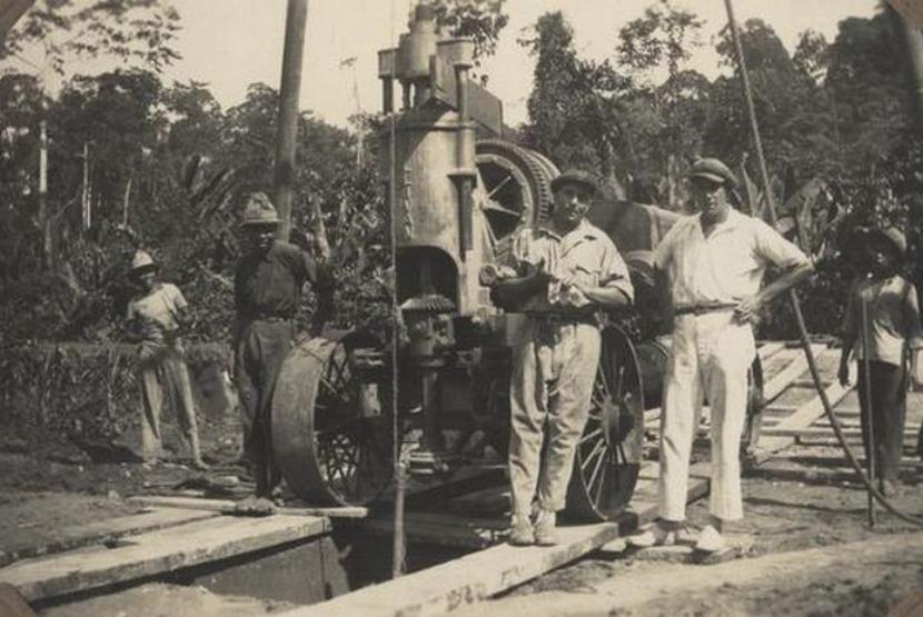 Uji pengeboran di Pangkalansoesoe di Pangkalanbrandan, pada sekitar 1927-1932.