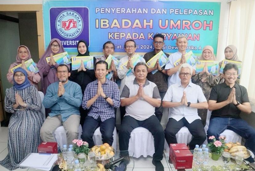 Yayasan BSI (Bina Sarana Informatika) baru saja bikin heboh dengan kegiatan tahunan yang super keren, yaitu memberikan hadiah umrah gratis untuk para karyawan dan dosen Universitas BSI. 