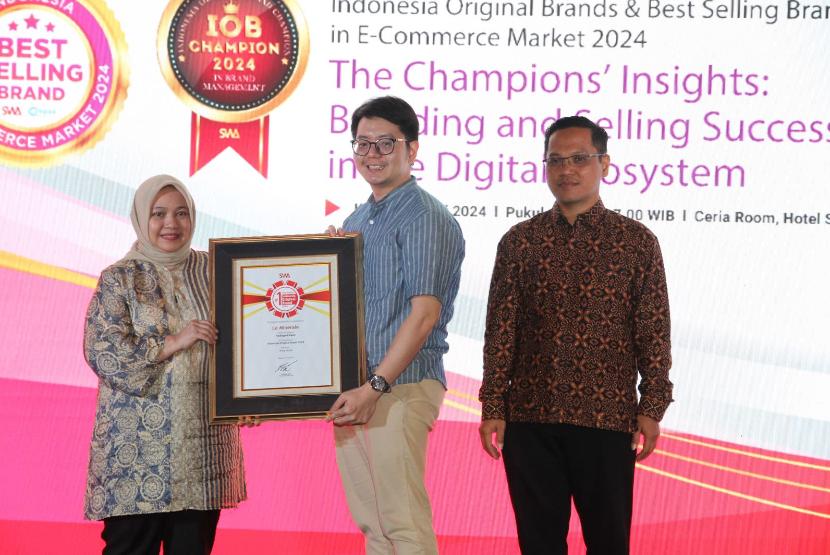 Perwakilan Le Minerale (kedua dari kiri), produk asli milik Indonesia menerima penghargaan Indonesia Indonesia Original Brand (IOB) Award 2024, Bukti Mampu Bersaing Dengan Produk Asing.