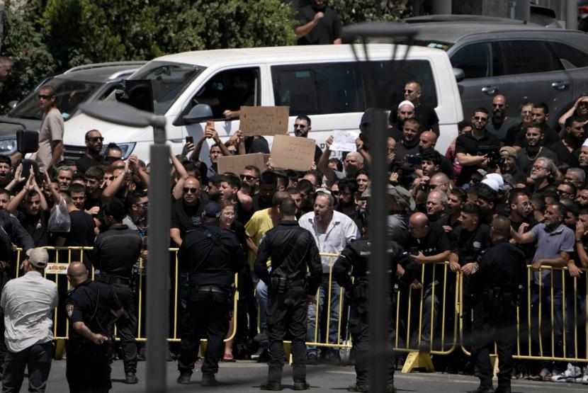 Anggota minoritas Druze memprotes kunjungan Perdana Menteri Israel Benjamin Netanyahu ke desa Majdal Shams, di Dataran Tinggi Golan yang dianeksasi Israel, Senin, 29 Juli 2024. 