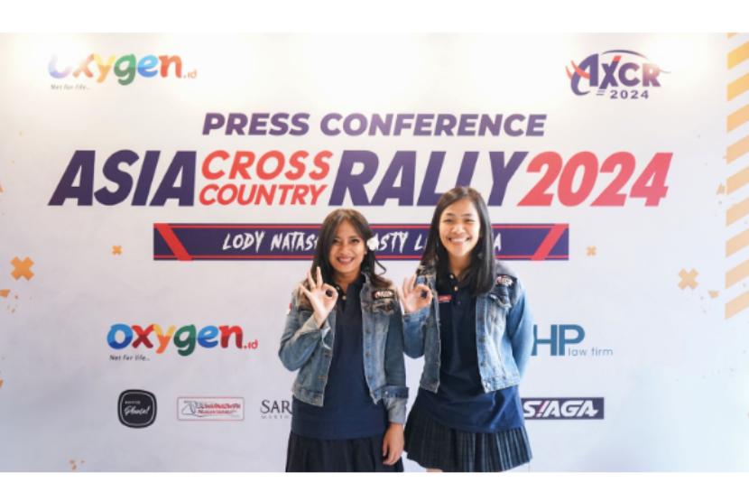 Oxygen.id Menyatakan Dukungannya kepada Kontingen Perempuan Indonesia, Lody dan Sasty, di Ajang Asia Cross Country Rally (AXCR) 2024    Jakarta, 30 Juli 2024 — Dalam rangka menyambut ajang bergengsi Asia Cross Country Rally (AXCR) atau Asian Rally 2024 yang akan berlangsung dari 11 hingga 17 Agustus 2024 di Thailand dengan medan sepanjang 2.400 kilometer (km) dimulai dari Surat Thani, Hua Hin/Cha-am dan berakhir di Kanchanaburi. Lody Natasha dan Sasty Laksamana yang dikenal sebagai duo srikandi ini mendapatkan sorotan khusus karena akan kembali mewakili Indonesia di kelas T1D. Pada acara konferensi pers yang diadakan hari ini di Jakarta, Lody Natasha mengungkapkan keikutsertaan kembali untuk berlaga di AXCR 2024 bersama Sasty Laksamana adalah momen yang ditunggu-tunggu.  “Asia Cross Country Rally ini sangat kami tunggu. Ibaratnya, tidak ada event seperti ini di Indonesia. Selain itu, jalur yang disuguhkan sangat menantang, tidak hanya mengandalkan kemampuan menyetir tapi juga navigasi, team work, sampai kekuatan mobil. Karena sesungguhnya jalur yang akan kita lalui ini tidak ada survei sebelumnya. Selain itu, kompetitor kami pun bukan kompetitor main-main. Banyak pembalap offroad terbaik Asia di event ini.” ujar Lody Natasha.  Sasty Laksamana menambahkan, 