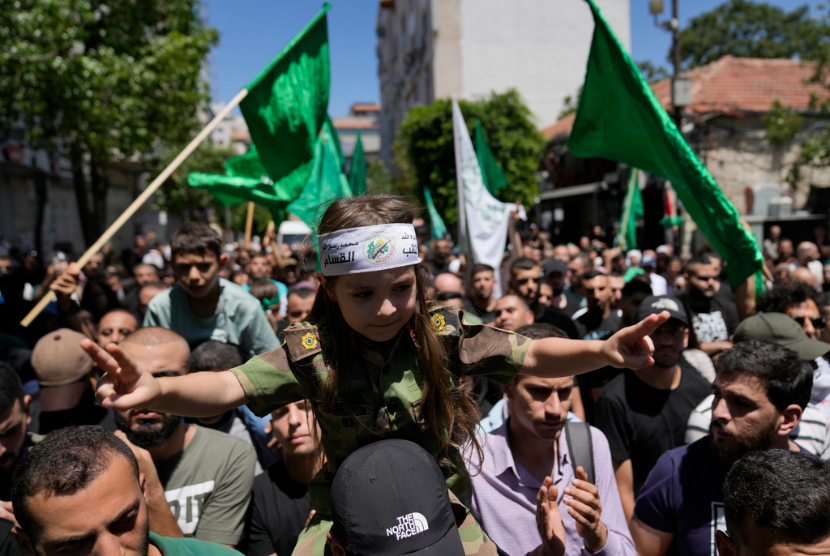 Seorang gadis Palestina mengenakan ikat kepala bertuliskan Brigade al-Qassam dalam protes pembunuhan pemimpin tertinggi Hamas Ismail Haniyeh, di Ramallah, Tepi Barat, Rabu, 31 Juli 2024 .