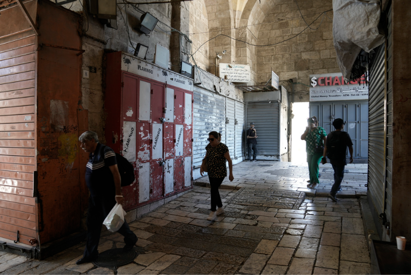 Warga Palestina berjalan di Kota Tua Yerusalem.