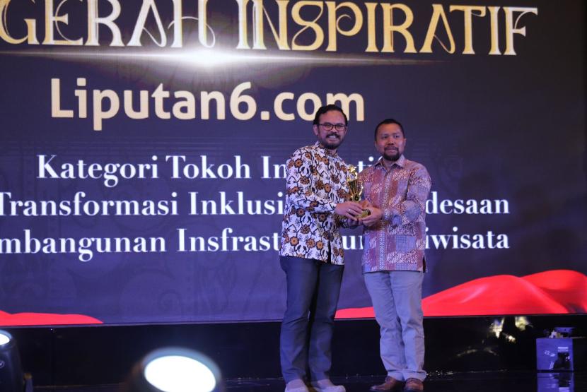 Penghargaan Tokoh Inspiratif Transformasi Digital Pedesaan diterima Bupati Dadang Supriatna yang diwakili Kepala Diskominfo Kabupaten Bandung Yosep Nugraha.