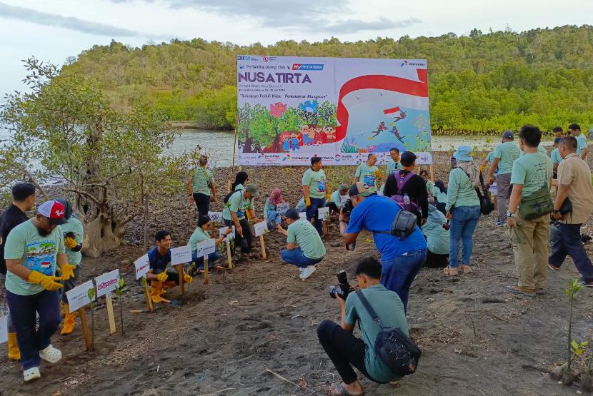 PT Pertamina Patra Niaga Fuel Terminal Sabang dan Rumah Zakat, kembali menunjukkan komitmennya melalui program penanaman mangrove.