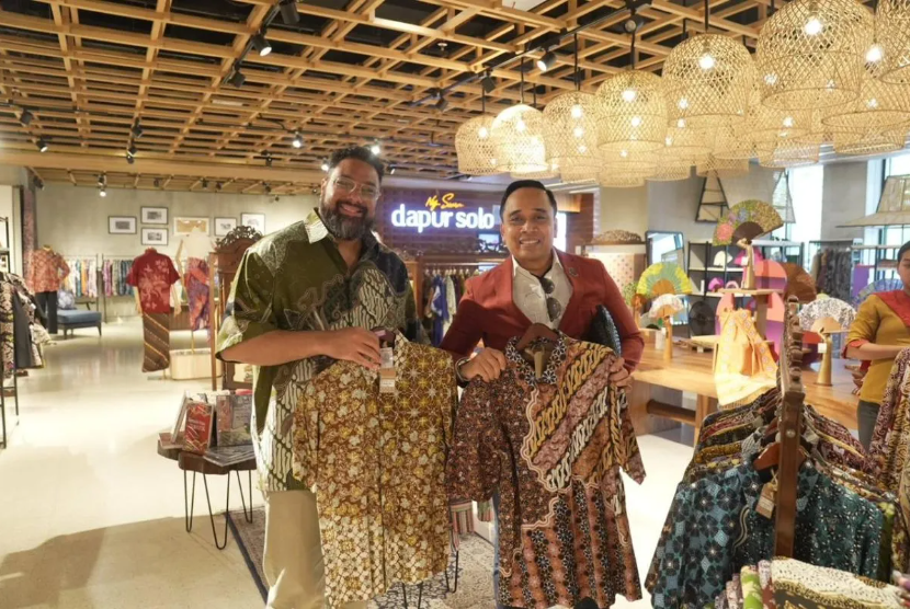  Wakil Ketua BKSAP DPR RI Putu Supadma Rudana (kanan) bersama Ketua Parlemen dari Tonga yaitu Lord Fatafehi Fakafanua (kiri) mengunjungi Sarinah Thamrin, Jakarta. 