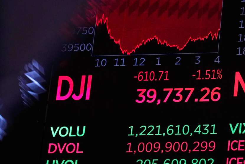 Papan di atas lantai bursa menunjukkan angka penutupan rata-rata industri Dow Jones, di New York Stock Exchange, Jumat, 2 Agustus 2024.