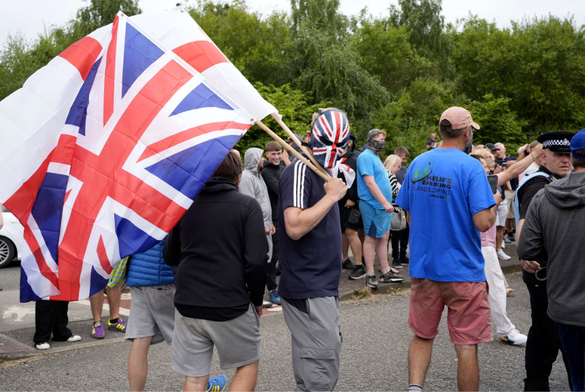 Para pengunjuk rasa antiimigran berkumpul di luar Holiday Inn Express di Rotherham, Inggris, Ahad, 4 Agustus 2024.